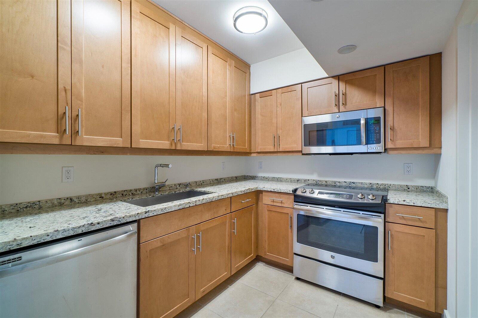 7786 Lakeside Boulevard, Unit 653 Boca Raton, FL 33434 - Photo 9 of 27 04-7786 Lakeside Blvd U653_08