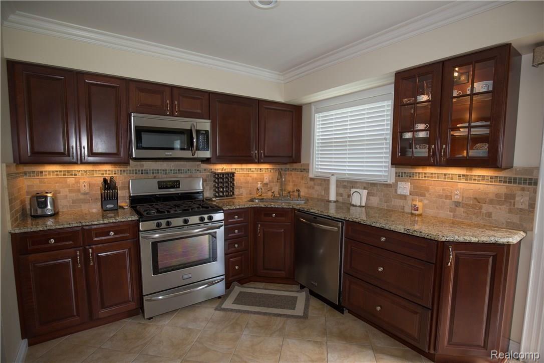306 Whitney Drive Rochester, MI 48307 - Photo 17 of 38 ZT7A1903.jpg