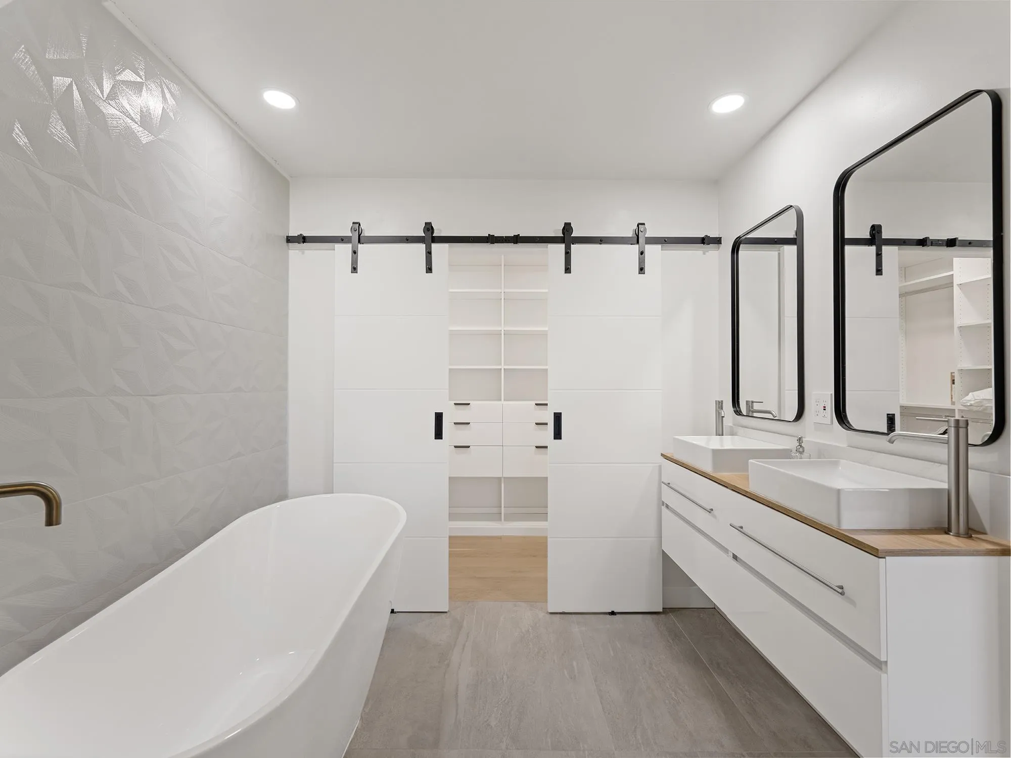 17515 Circa Oriente Rancho Santa Fe, CA 92067 - Photo 23 of 37 a bathroom with a tub a sink and mirror