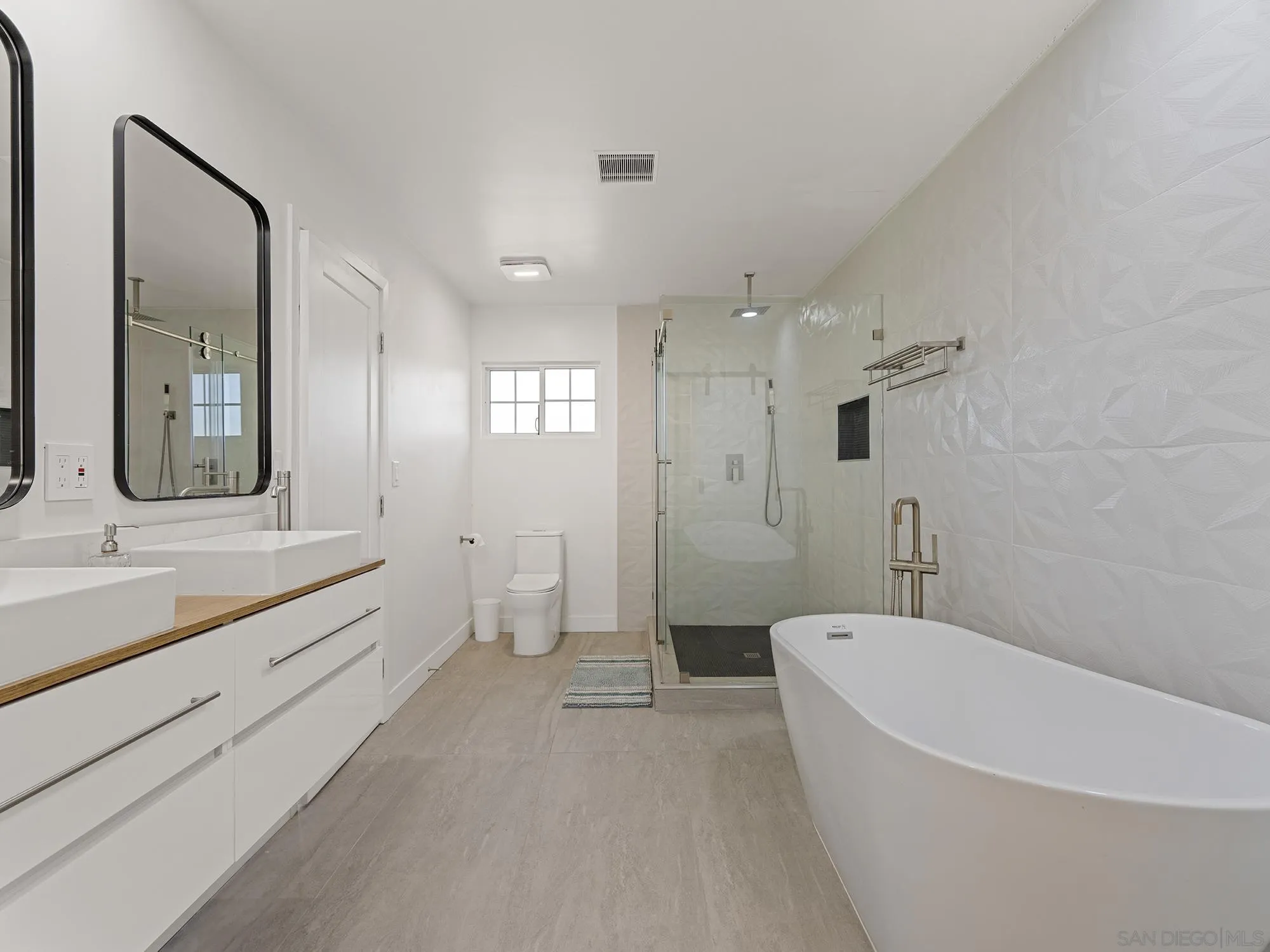 17515 Circa Oriente Rancho Santa Fe, CA 92067 - Photo 24 of 37 a bathroom with a tub a sink and mirror
