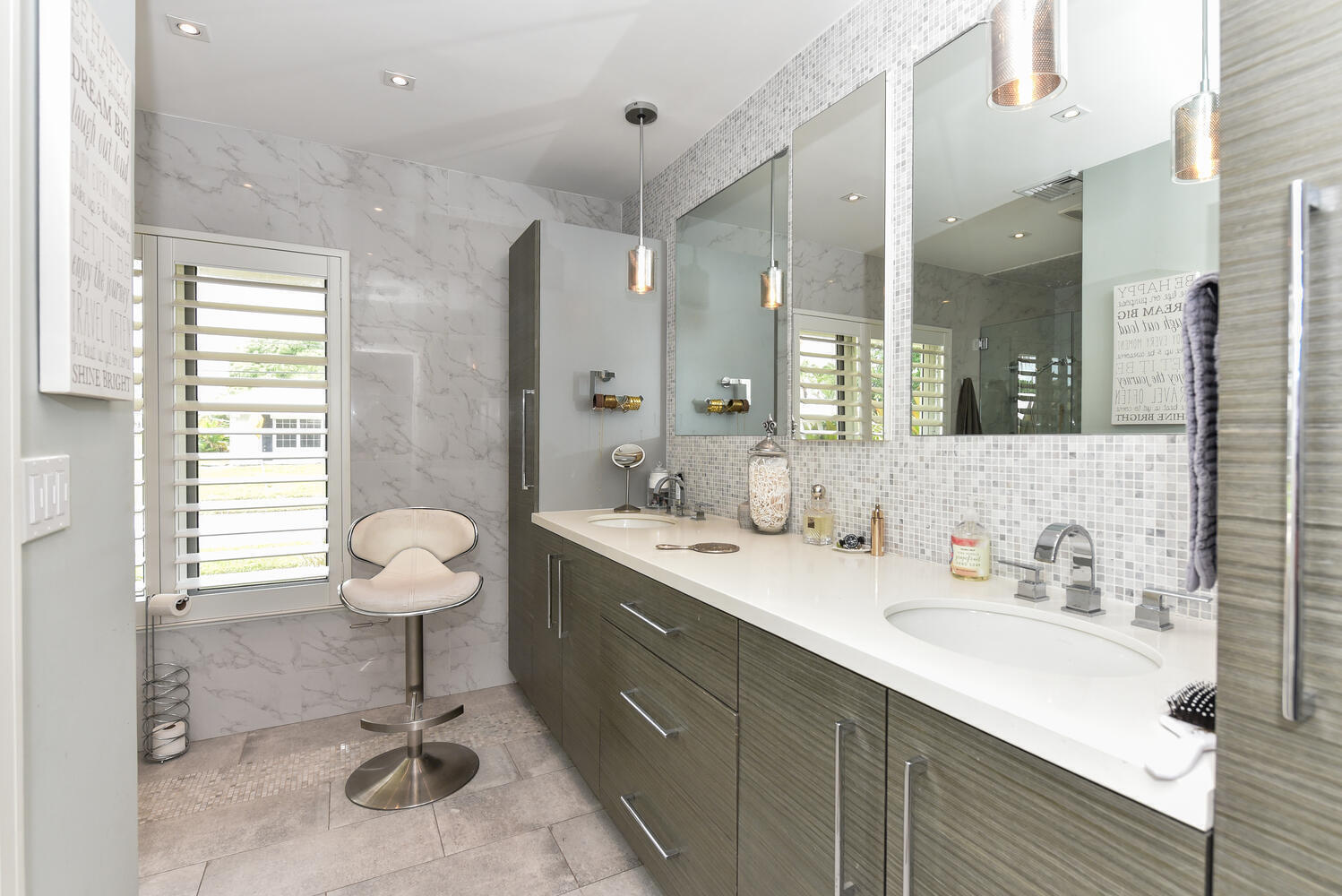 880 Hickory Terrace Boca Raton, FL 33486 - Photo 20 of 38 a bathroom with a sink a toilet and a mirror