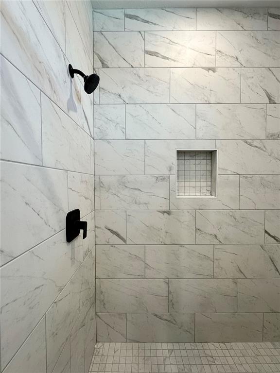 13081 Southwest 78th Circle Ocala, FL 34473 - Photo 12 of 22 a bathroom with a shower