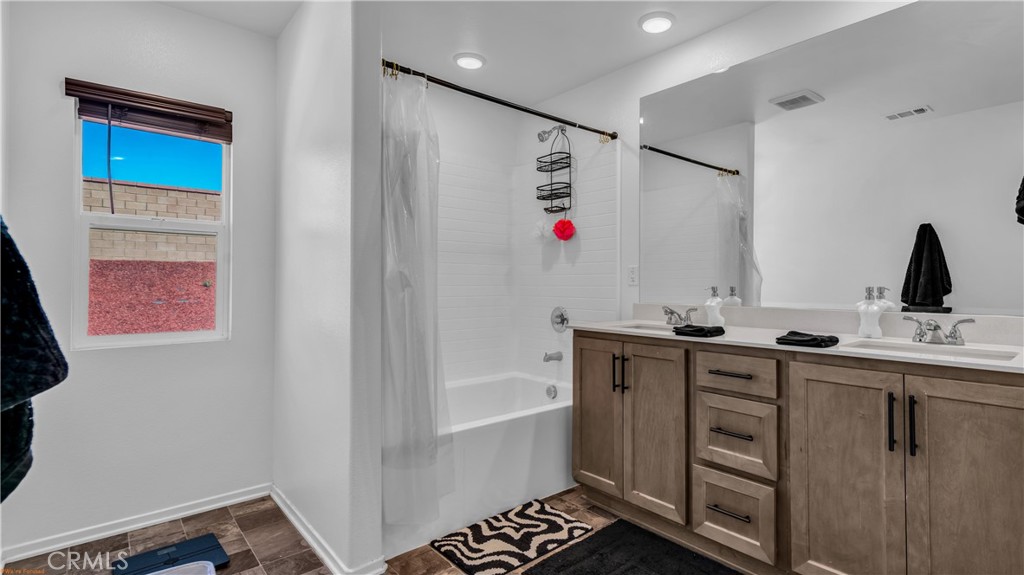 2271 Linden Lane Banning, CA 92220 - Photo 19 of 38 a bathroom with a tub sink and mirror