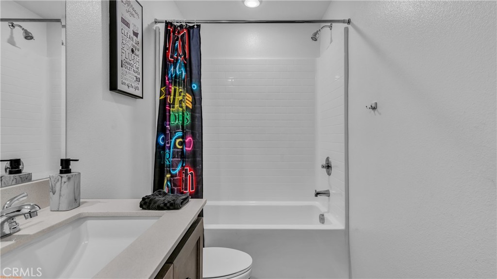 2271 Linden Lane Banning, CA 92220 - Photo 21 of 38 a bathroom with a bathtub and a sink
