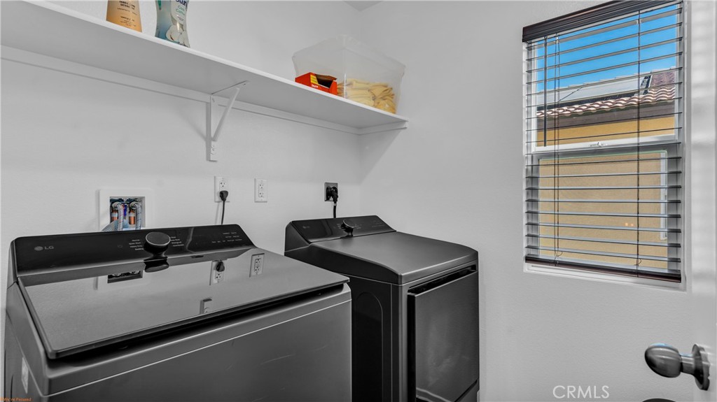 2271 Linden Lane Banning, CA 92220 - Photo 24 of 38 a utility room with dryer and washer