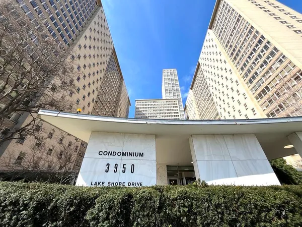 $2,700 | 3950 North Lake Shore Drive, Unit 2017, Chicago, IL 60613