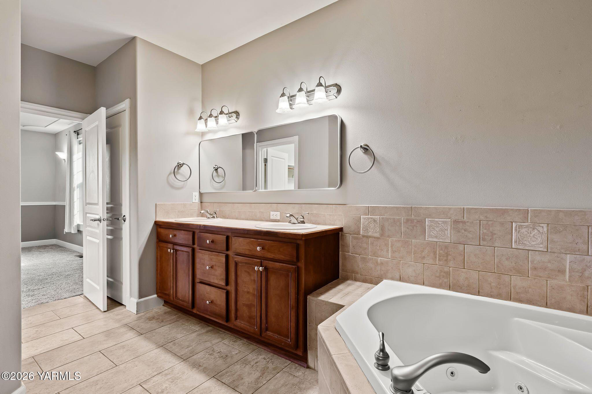 8507 Midvale Road Yakima, WA 98908 - Photo 13 of 24 a bathroom with a tub sink and a mirror