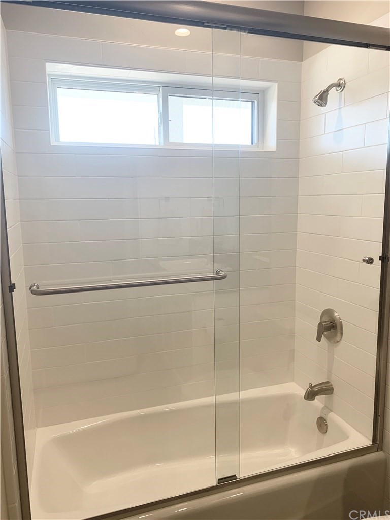 196 Rowan Way Templeton, CA 93465 - Photo 22 of 32 a bathroom with a bathtub