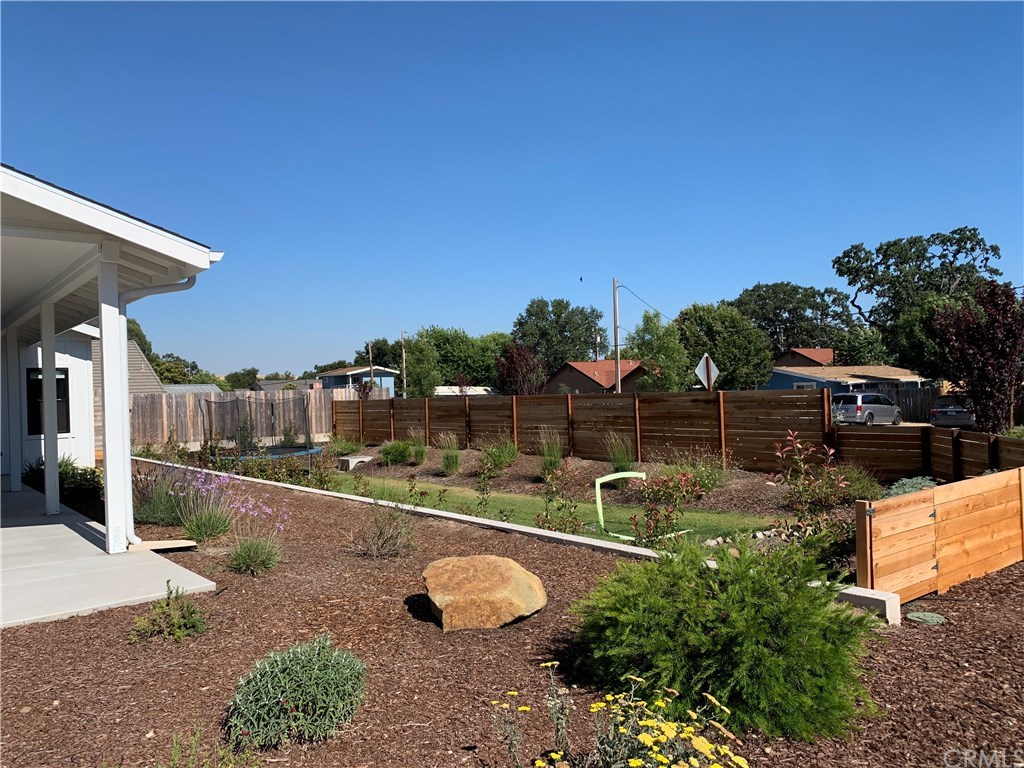 196 Rowan Way Templeton, CA 93465 - Photo 5 of 32 a backyard of a house with lots of green space