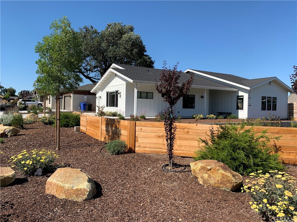 196 Rowan Way Templeton, CA 93465 - Photo 7 of 32 a front view of a house with a yard