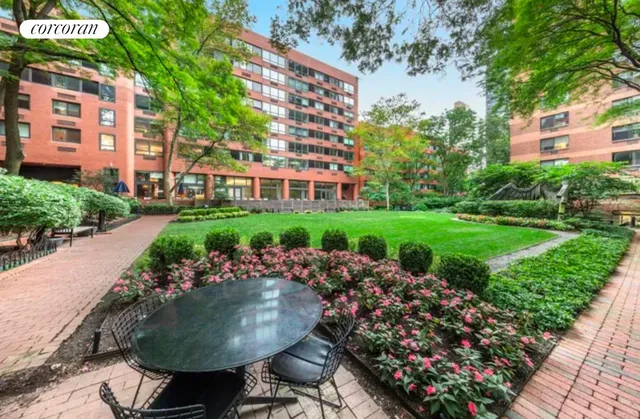 $1,140,000 | 200 East 94th Street, Unit 1012 | Upper East Side