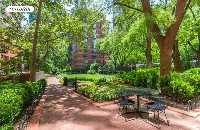 $1,140,000 | 200 East 94th Street, Unit 1012 | Upper East Side