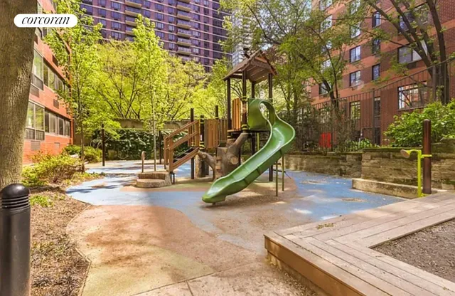 $1,140,000 | 200 East 94th Street, Unit 1012 | Upper East Side