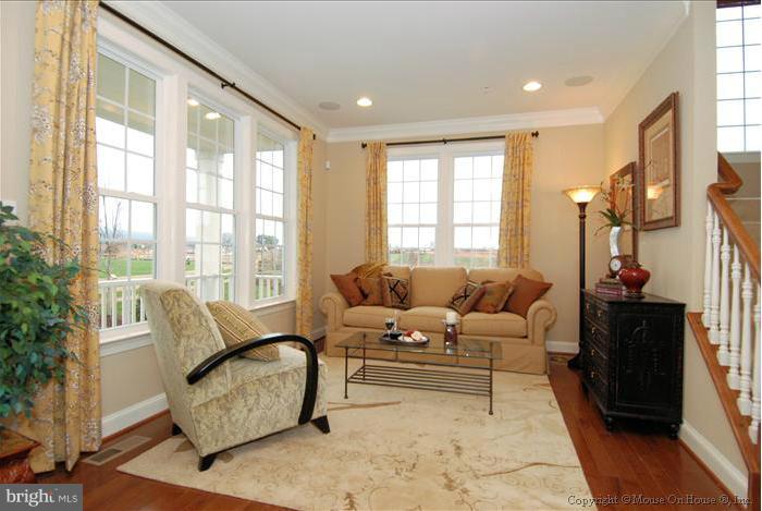 10244 Bethesda Church Road Damascus, MD 20872 - Photo 6 of 22 Living Room