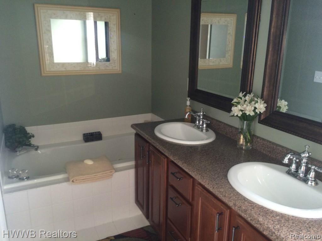 1381 Raliegh Place Troy, MI 48084 - Photo 14 of 17
