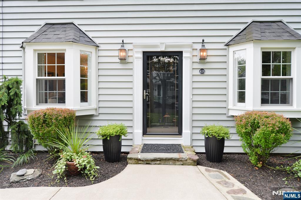 418 Burlington Road Paramus, NJ 07652 - Photo 4 of 30