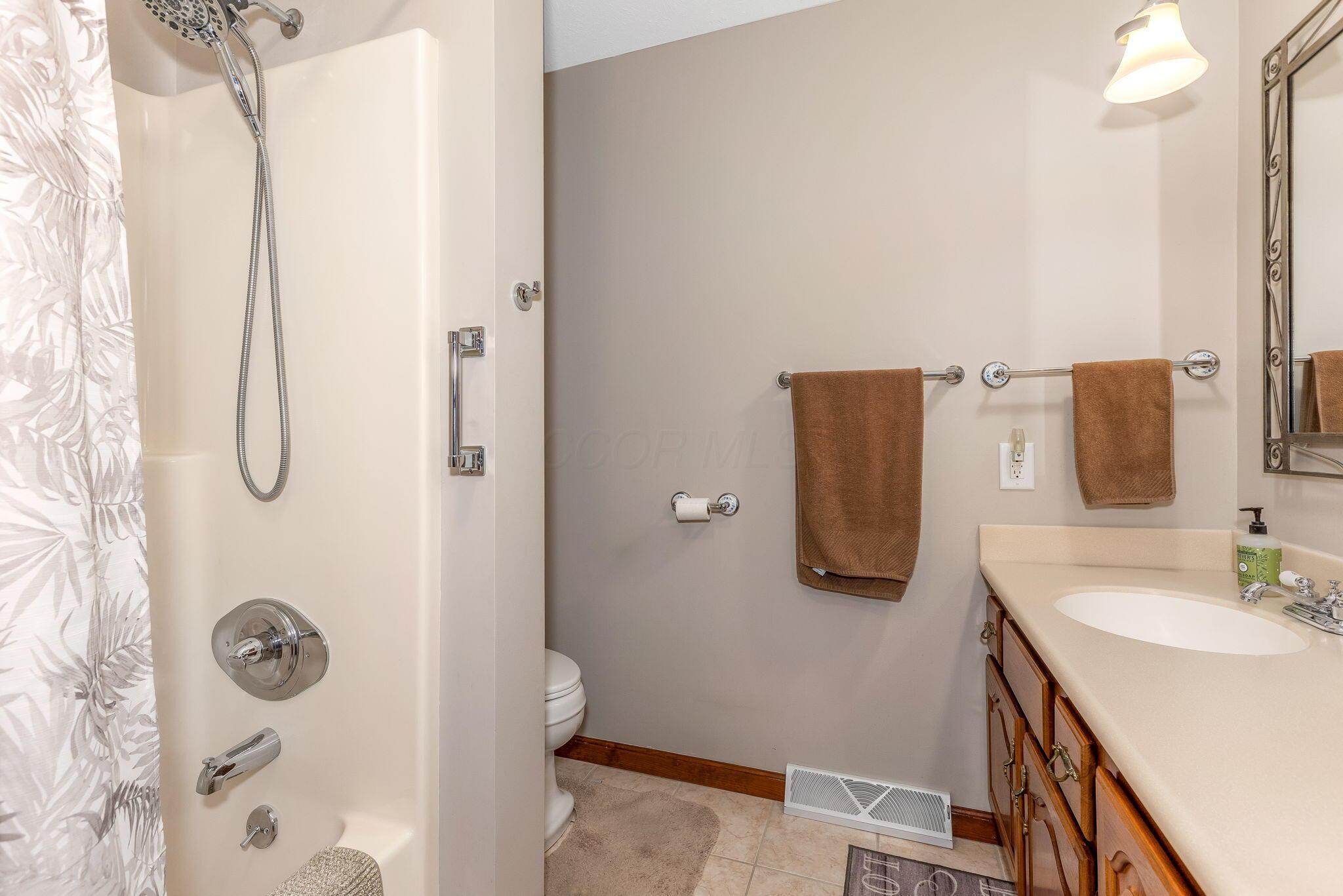 1030 Rhoda Lane Northeast Lancaster, OH 43130 - Photo 26 of 61 primary bath