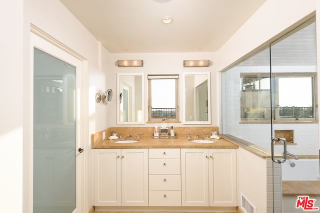 $5,392,000 | 844 Berkeley Street, Santa Monica, CA 90403