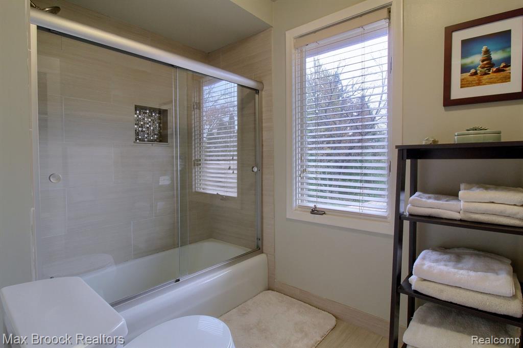 4817 South Valleyview Road West Bloomfield, MI 48323 - Photo 31 of 38 Gallery Image 31