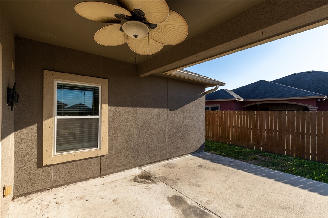 8314 Excalibur Road Corpus Christi, TX 78414 - Photo 25 of 26 a backyard of a house