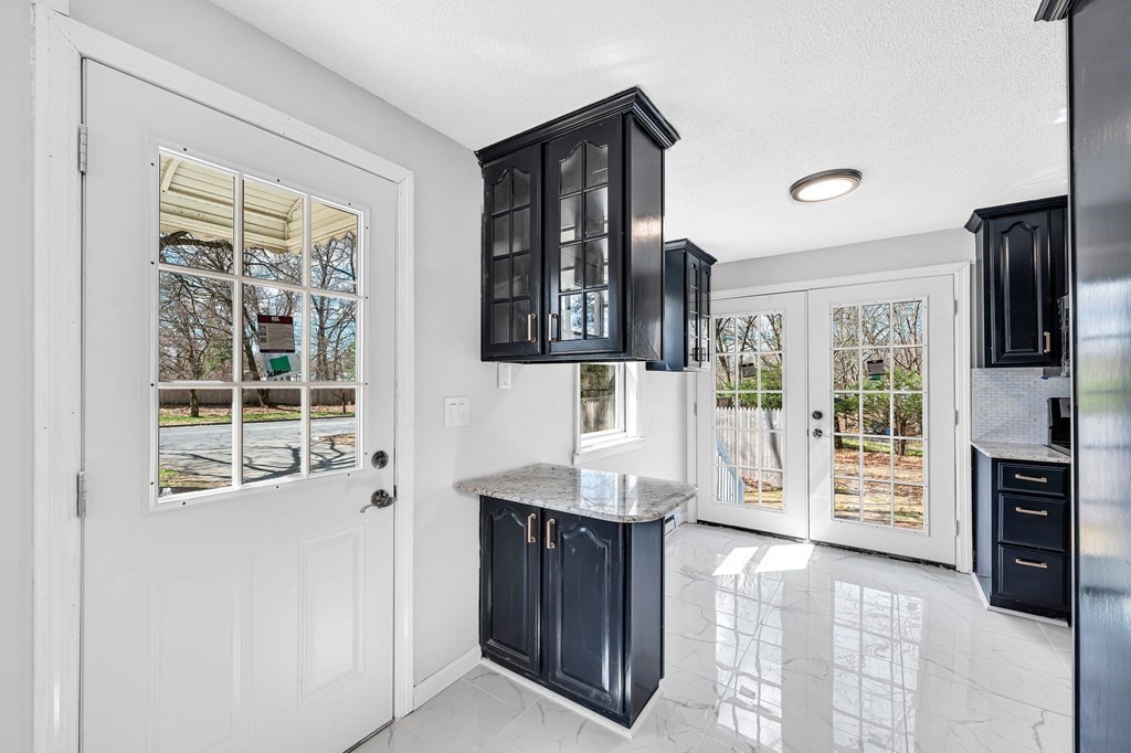 381 North Brook Road Springfield, MA 01119 - Photo 6 of 35