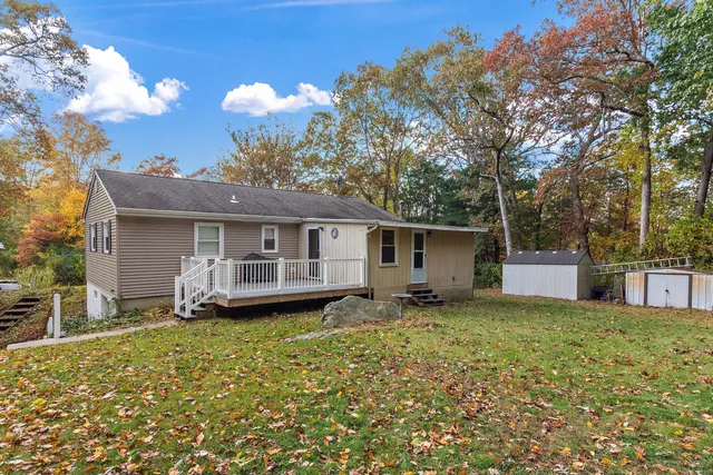 a view of a house with a yard