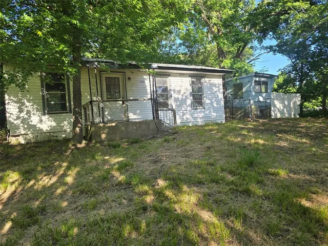 a view of a yard with a tree