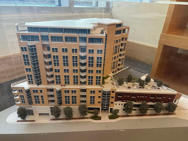 $3,700 | 125 North Hamilton Street, Unit 1001, Madison, WI 53703