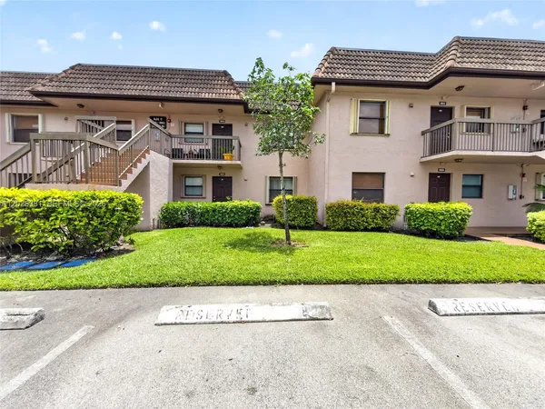 $2,200 | 10616 Northwest 10th Street, Unit 104, Pembroke Pines, FL 33026