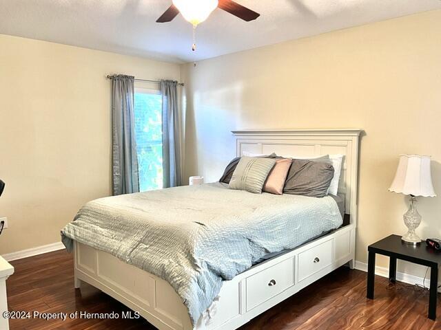 18430 Waydale Loop Hudson, FL 34667 - Photo 18 of 30 a large bed sitting in a bedroom next to a lamp