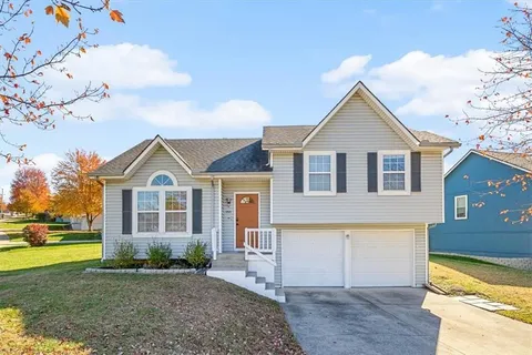 $275,000 | 1705 West Pelham Path, Raymore, MO 64083