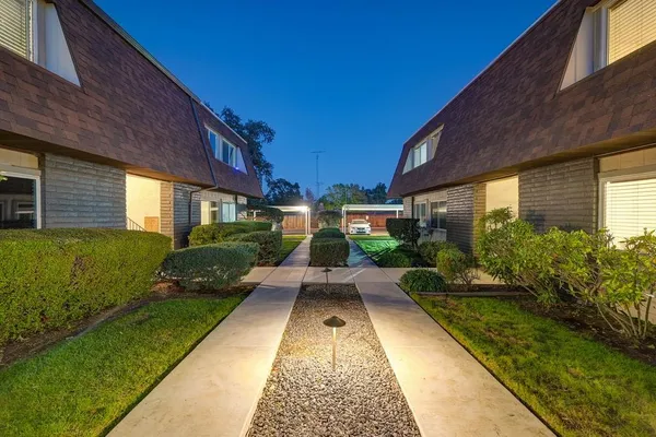 a view of an house with backyard