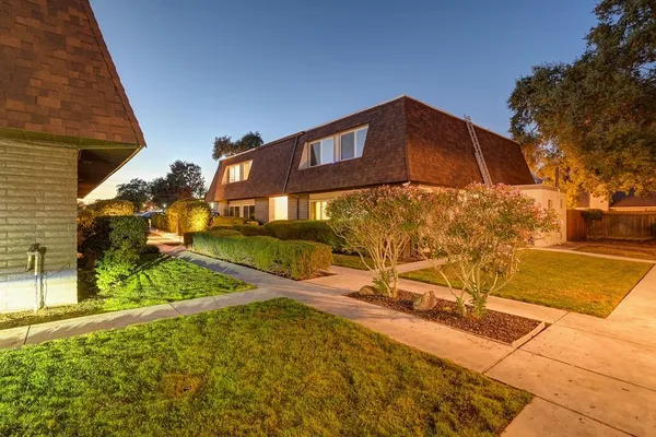 a view of a back yard of the house