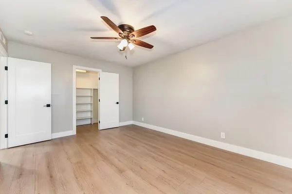 a view of a backyard with pathway