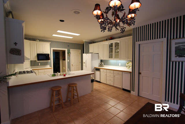 106 Alsway Court Fairhope, AL 36532 - Photo 13 of 32 Kitchen Bkfast Bar