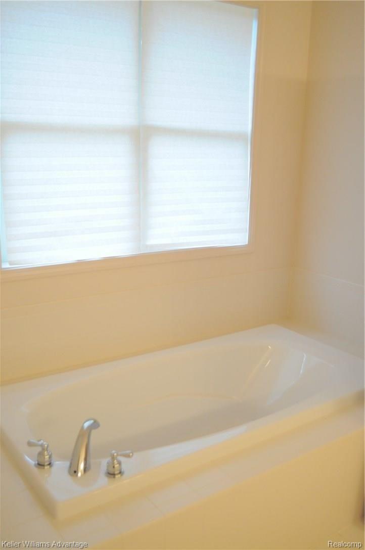 41472 Thoreau Ridge Novi, MI 48377 - Photo 19 of 28 Master Bathroom.
