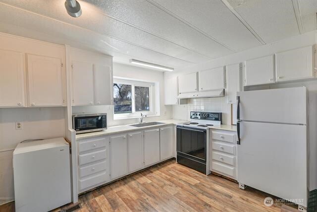 33816 Aztec Lane Cheney, WA 99004 - Photo 6 of 24 a kitchen with white cabinets and white appliances