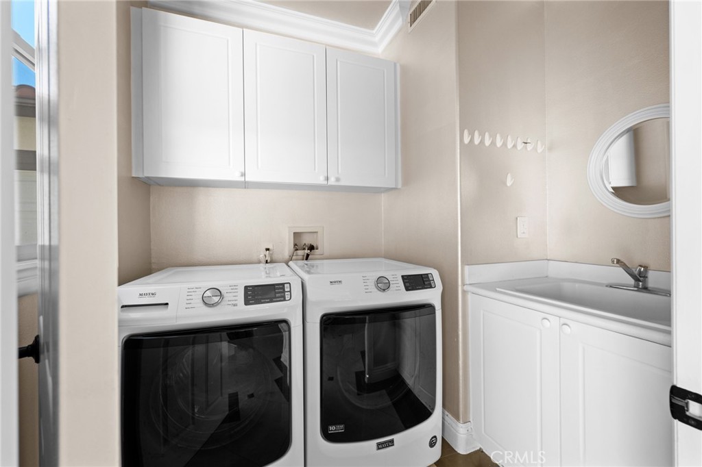 7370 West Chantilly Court Tujunga, CA 91042 - Photo 16 of 55 a utility room with dryer and washer