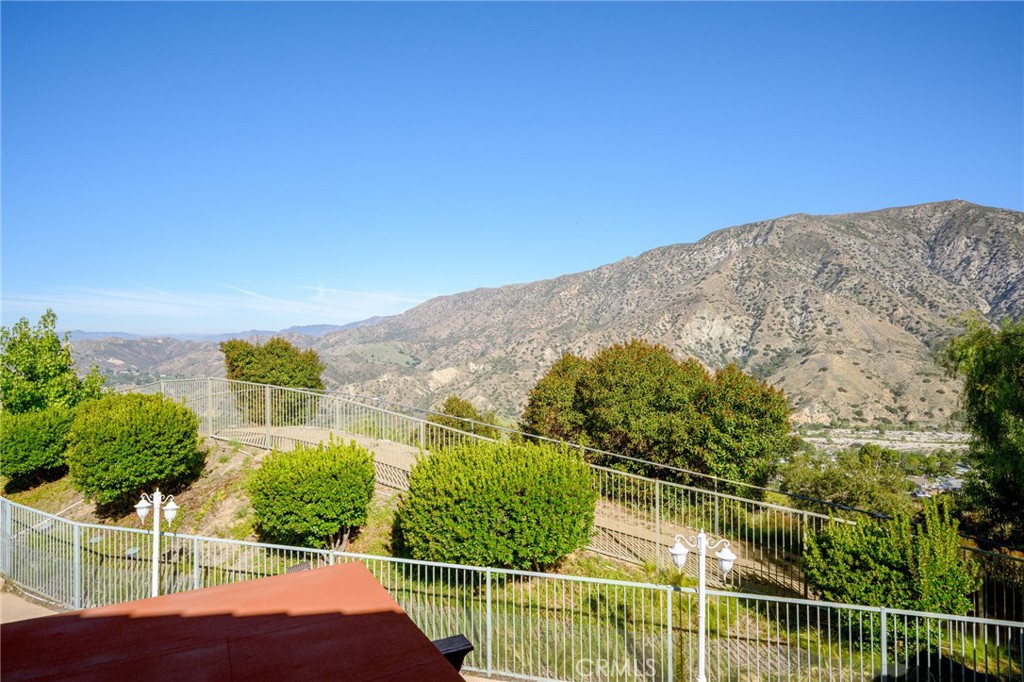 7370 West Chantilly Court Tujunga, CA 91042 - Photo 26 of 55 a view of a yard and mountain