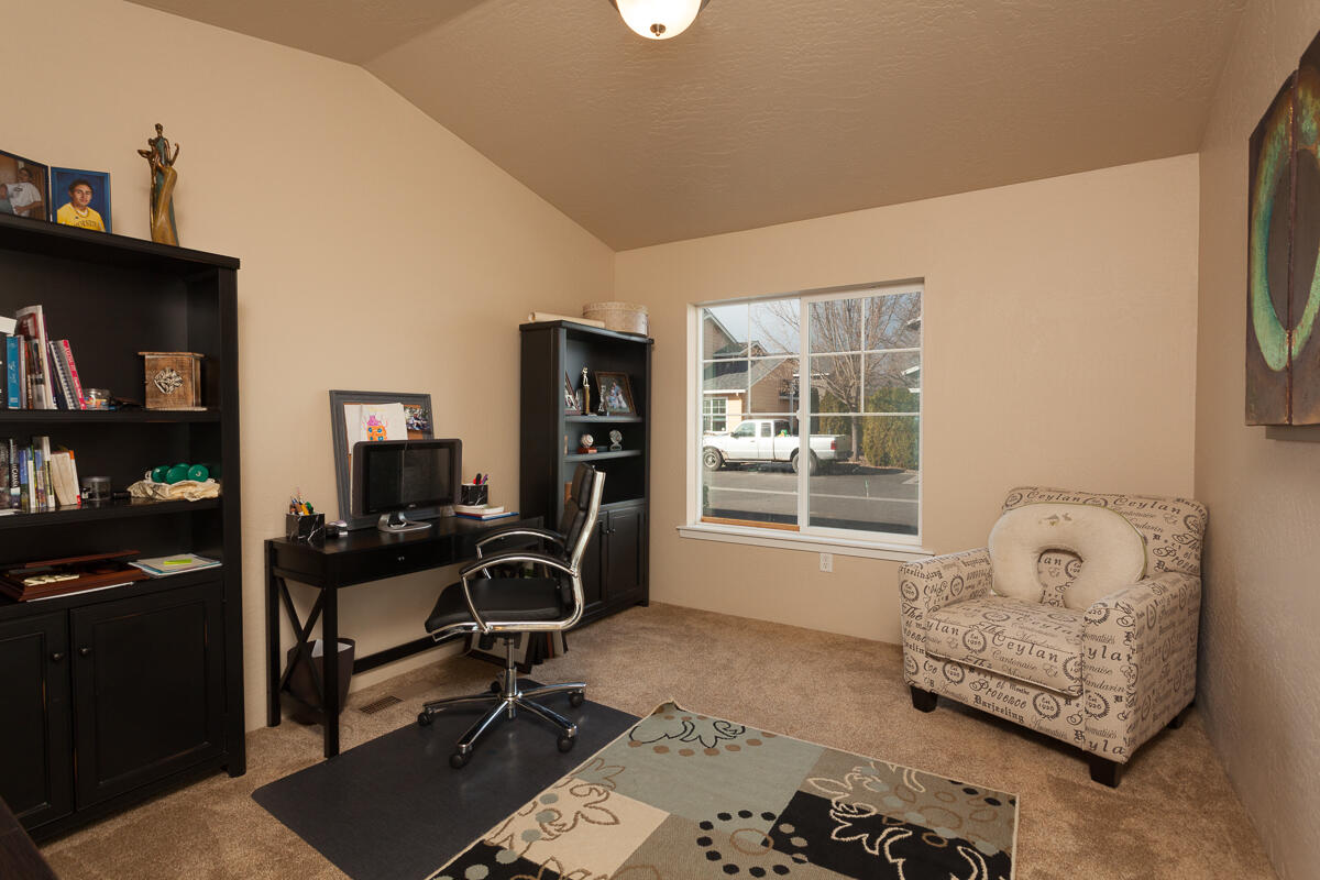 324 Live Oak Loop Central Point, OR 97502 - Photo 9 of 30 0009