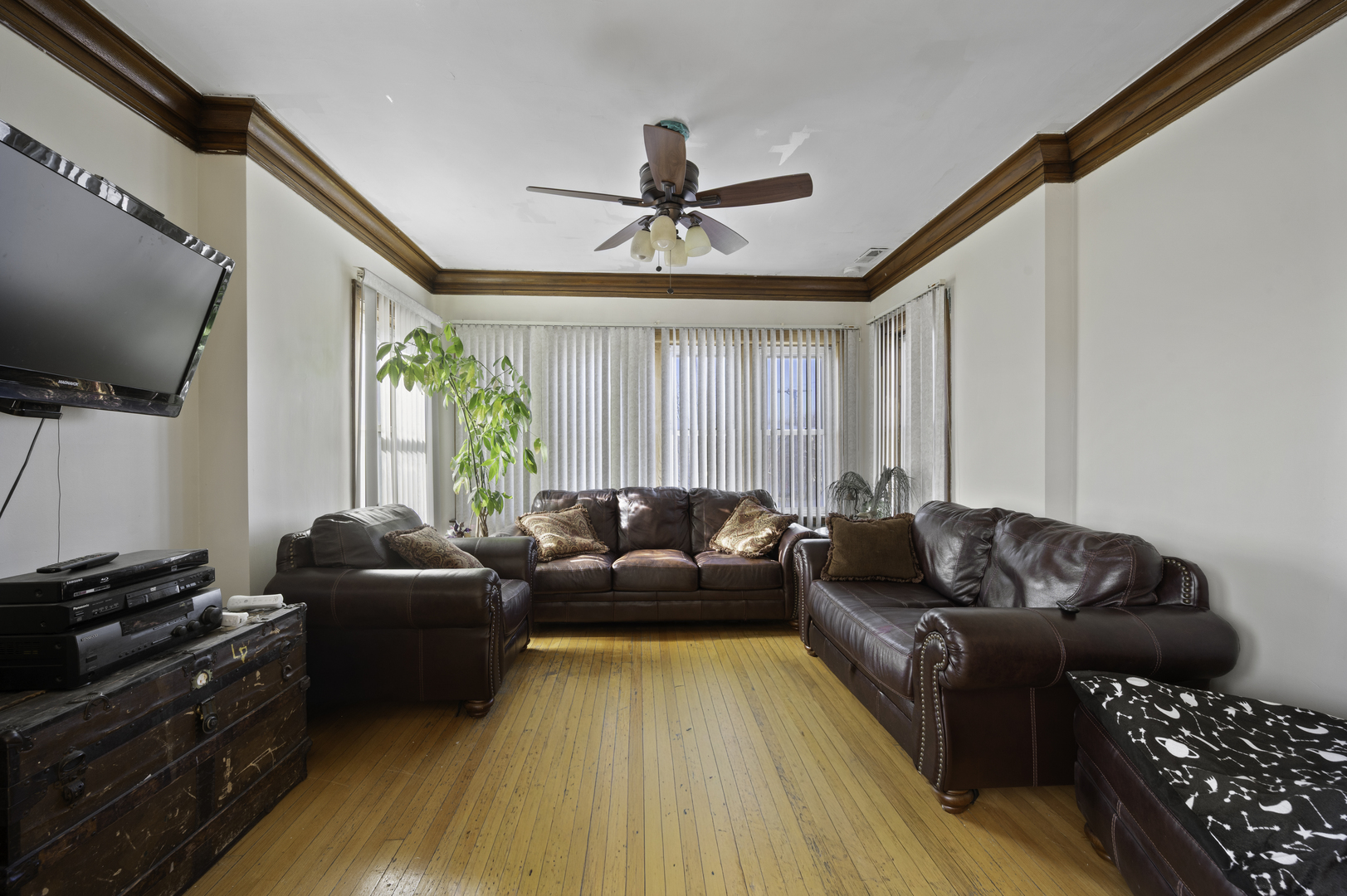 9517 South Escanaba Avenue Chicago, IL 60617 - Photo 4 of 26