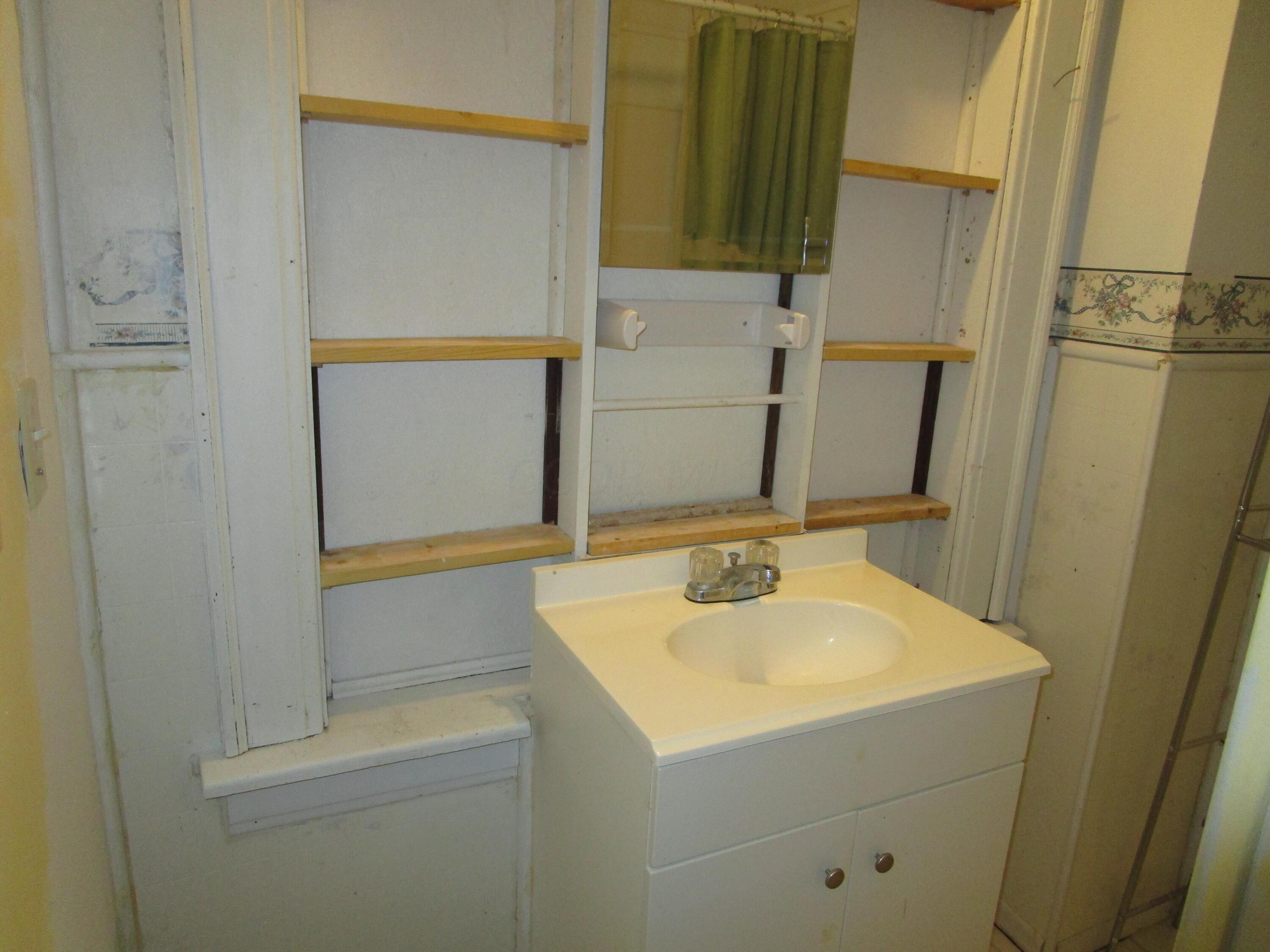 1311 Kenton Street Springfield, OH 45505 - Photo 29 of 42 Upstairs Hall Full Bath