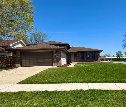 a view of a back yard of the house