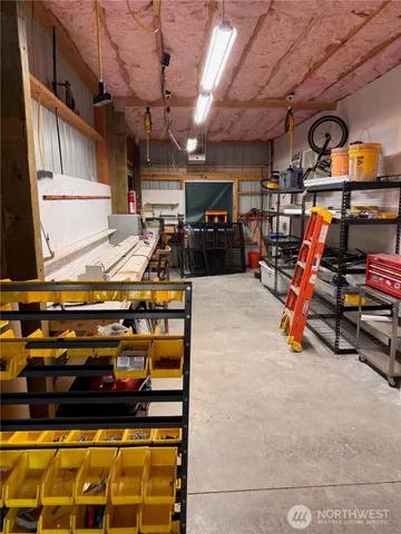 a view of entryway with a backyard