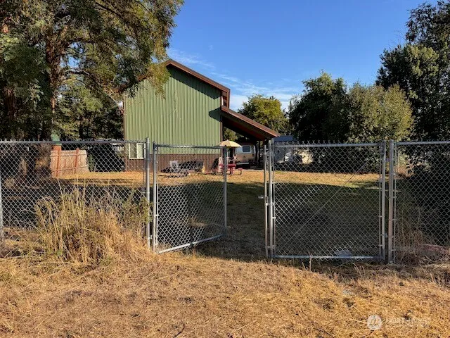 a view of a house with a backyard