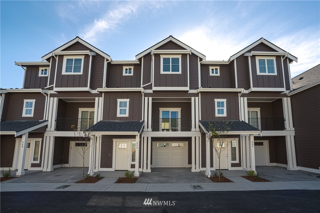 604 Morris Avenue South Renton, WA 98057 - Photo 1 of 21 a front view of residential houses