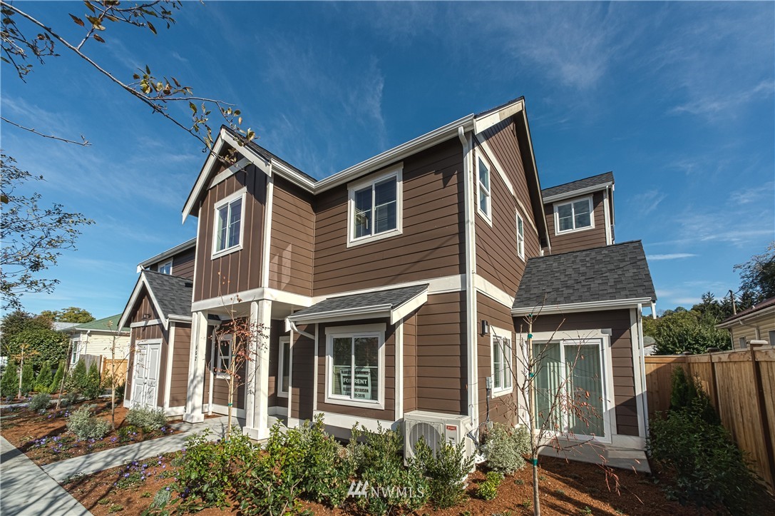 604 Morris Avenue South Renton, WA 98057 - Photo 18 of 21 front view of a house with a yard