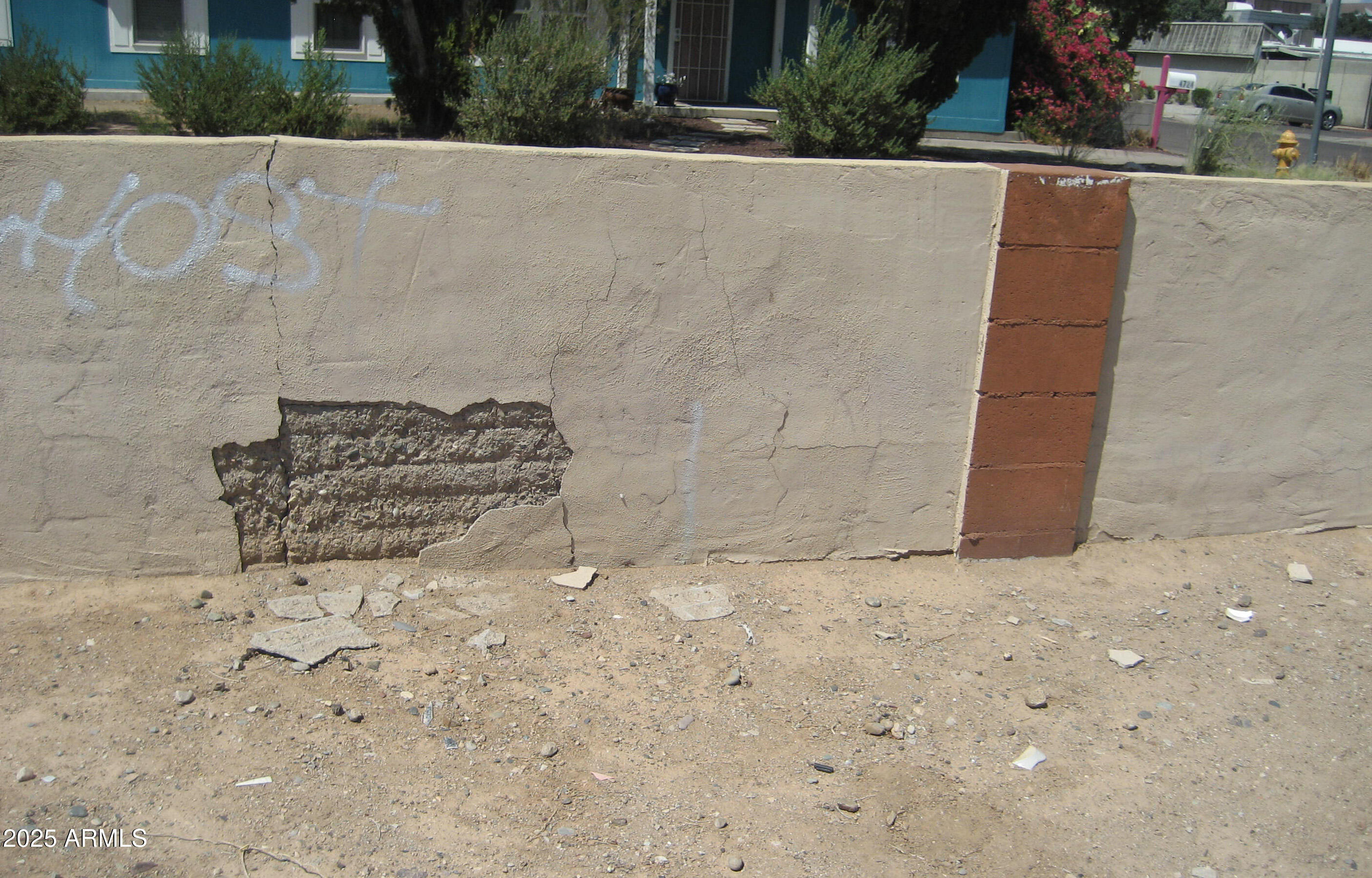 2105 West Elm Street, Unit 1 Phoenix, AZ 85015 - Photo 3 of 9 LINE ON WALL APPROX LOT LINE IMG_3312