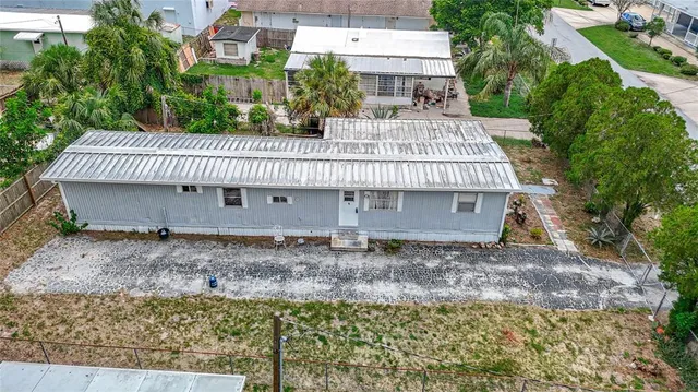 a view of entryway with wooden fence