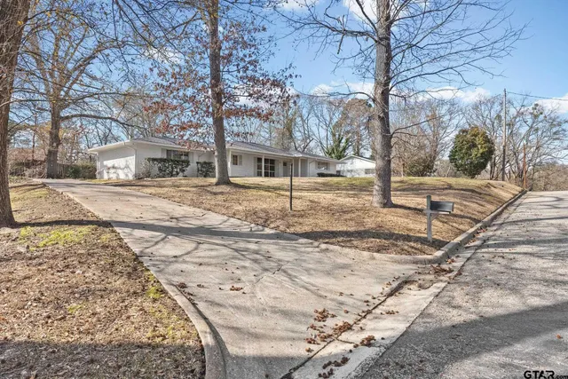 $325,000 | 1106 South Williams Avenue, Mount Pleasant, TX 75455